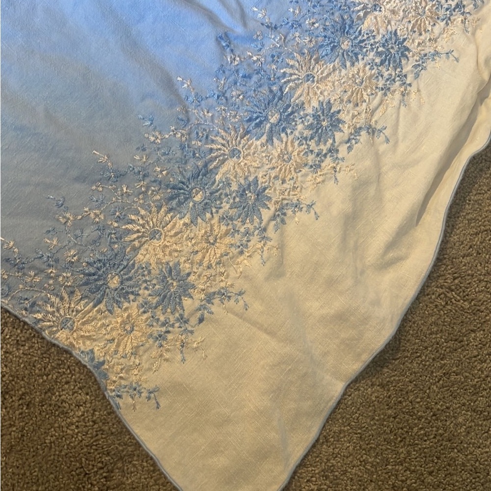 Tablecloth - Picture 3 of 6